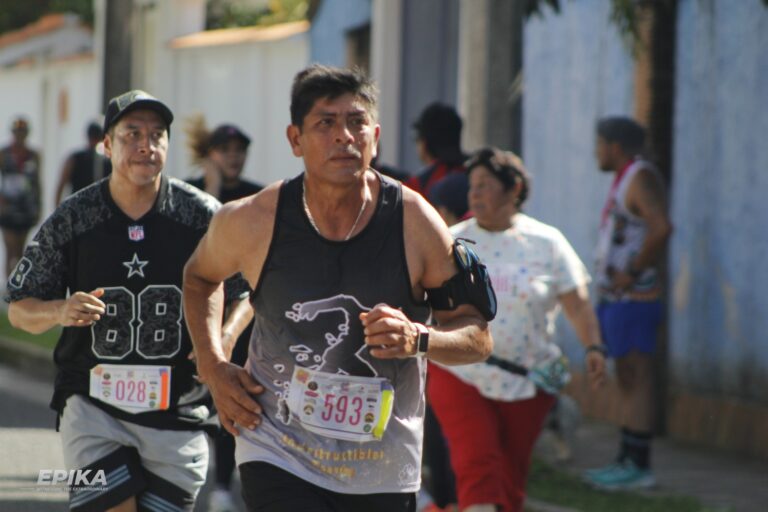 Correr Nos Une – Segunda Edición — Dorsales 593, 028 — Epika